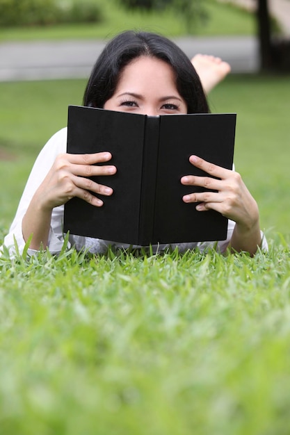 Retrato de mulher com livro no campo