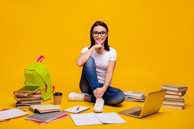 retrato de mulher com livros e laptop