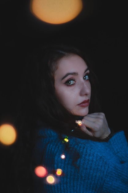 Foto retrato de mulher com luz iluminada