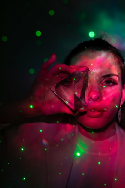 Retrato de mulher com luzes iluminadas
