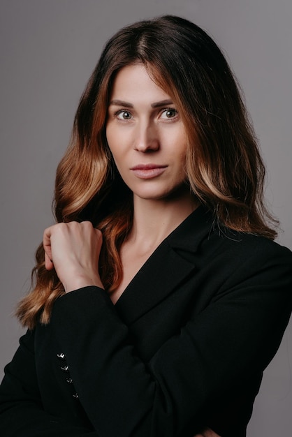 retrato de mulher com mulher de negócios de cabelo arrumado