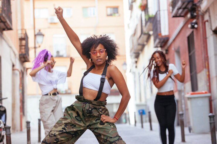 Foto retrato de mulher com os braços levantados na cidade