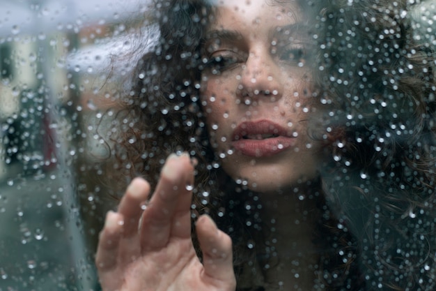 retrato de mulher com pingos de chuva