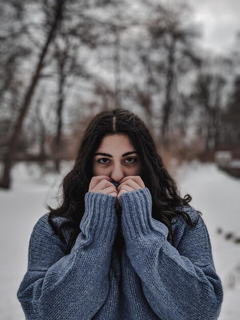 Foto retrato de mulher com rosto coberto de neve