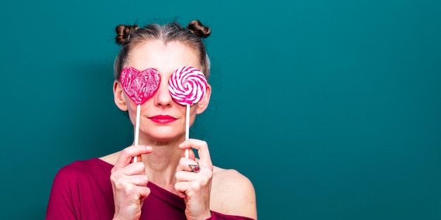 Foto retrato de mulher com rosto rosa contra fundo azul