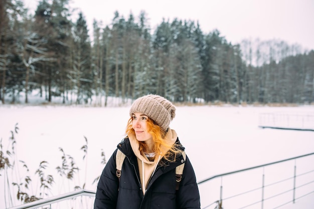 Retrato de mulher com roupas de inverno na natureza Há muita neve por aí