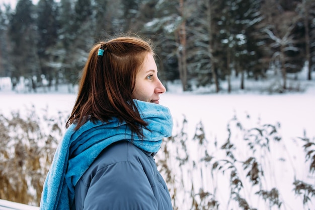 Retrato de mulher com roupas de inverno na natureza Há muita neve por aí