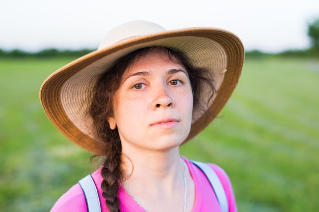 Retrato de mulher com sardas na natureza de verão