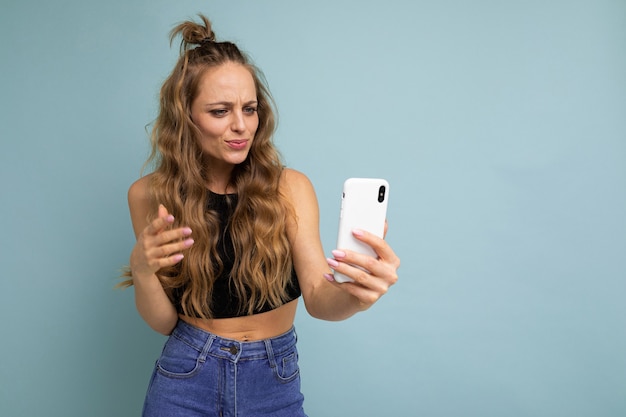 retrato de mulher com telefone