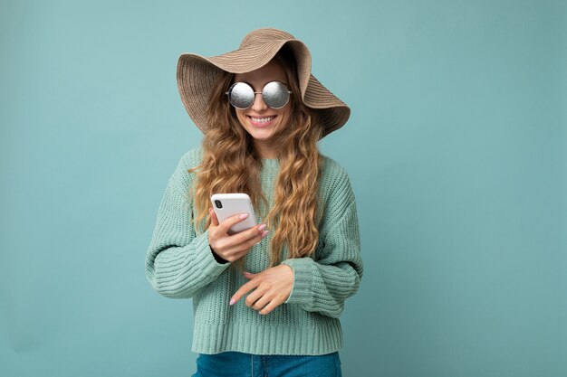 retrato de mulher com telefone