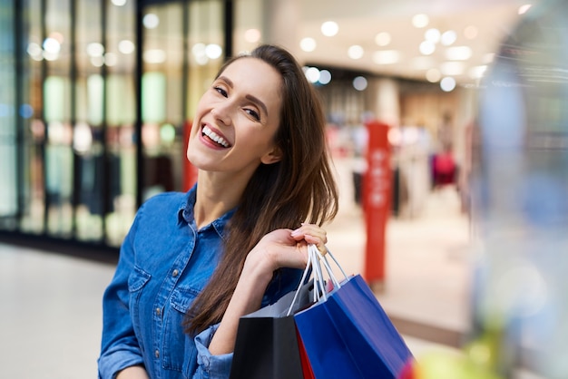 Foto retrato de mulher com um grande sorriso no rosto após uma grande compra