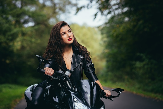 retrato de mulher com uma motocicleta