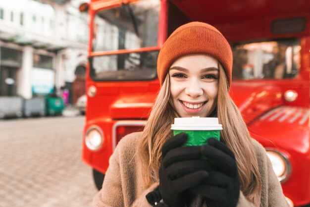 retrato de mulher com uma xícara de café