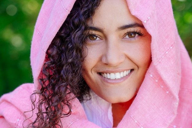 Foto retrato de mulher com véu rosa