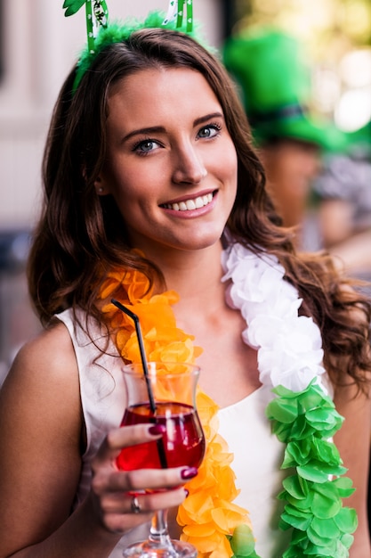 Foto retrato de mulher comemorando o dia de são patrício