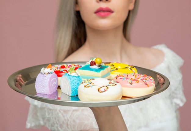 Retrato de mulher comendo biscoitos