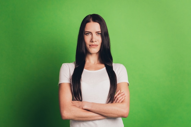 Retrato de mulher confiante com a mão cruzada