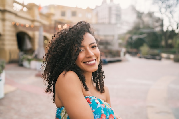 Retrato de mulher confiante rindo