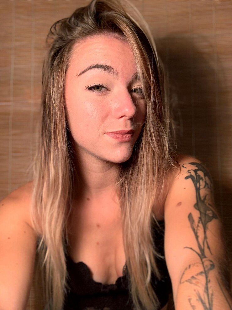 Foto retrato de mulher contra a parede