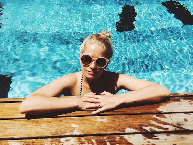 Retrato de mulher contra a piscina