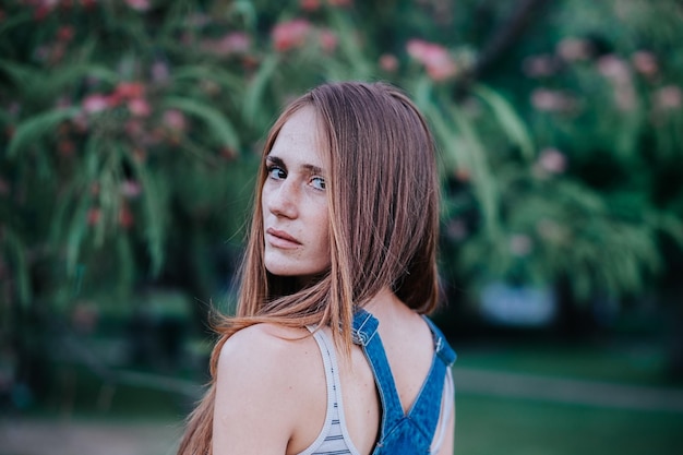 Retrato de mulher contra árvores