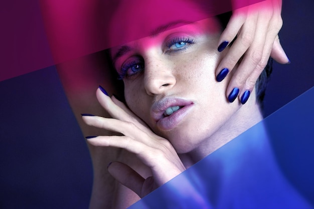 Retrato de mulher contra fundo azul e rosa