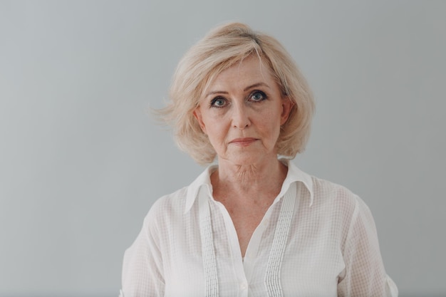 Retrato de mulher contra fundo branco