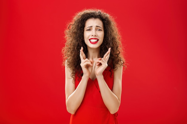 Foto retrato de mulher contra fundo vermelho