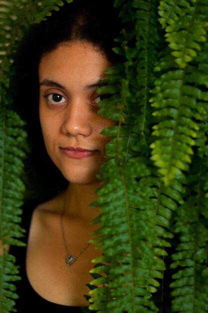 Foto retrato de mulher contra plantas