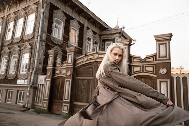 Foto retrato de mulher contra um edifício na cidade