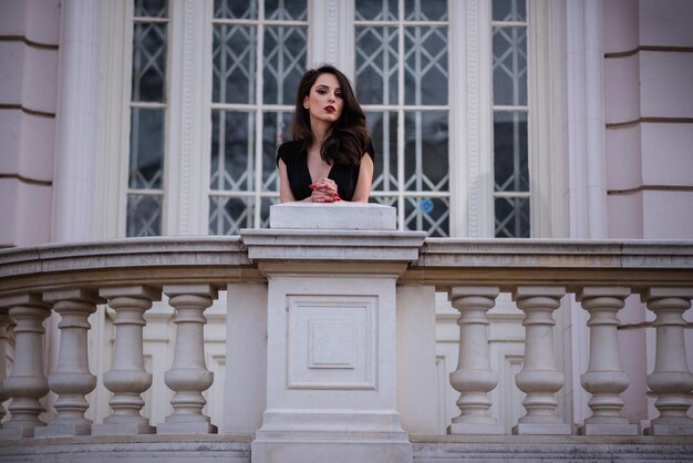 Foto retrato de mulher contra um edifício