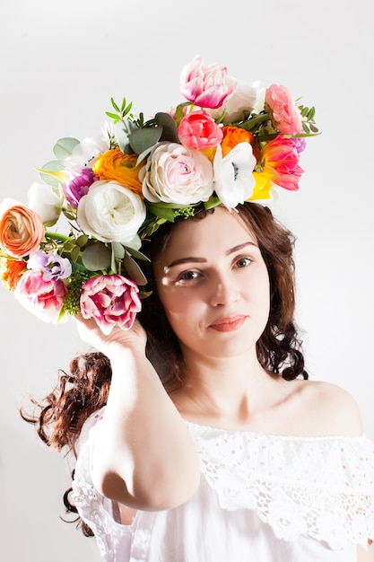 Retrato de mulher de beleza com coroa de flores colourfull. a primavera está chegando