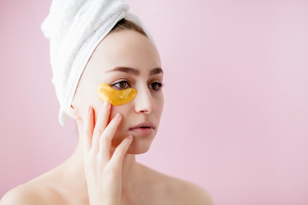 Retrato de mulher de beleza com tapa-olhos no fundo rosa