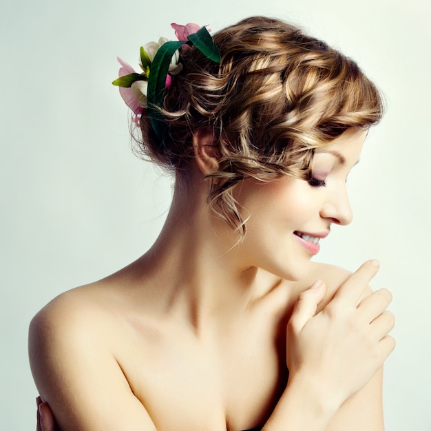 Retrato de mulher de beleza, penteado com flores