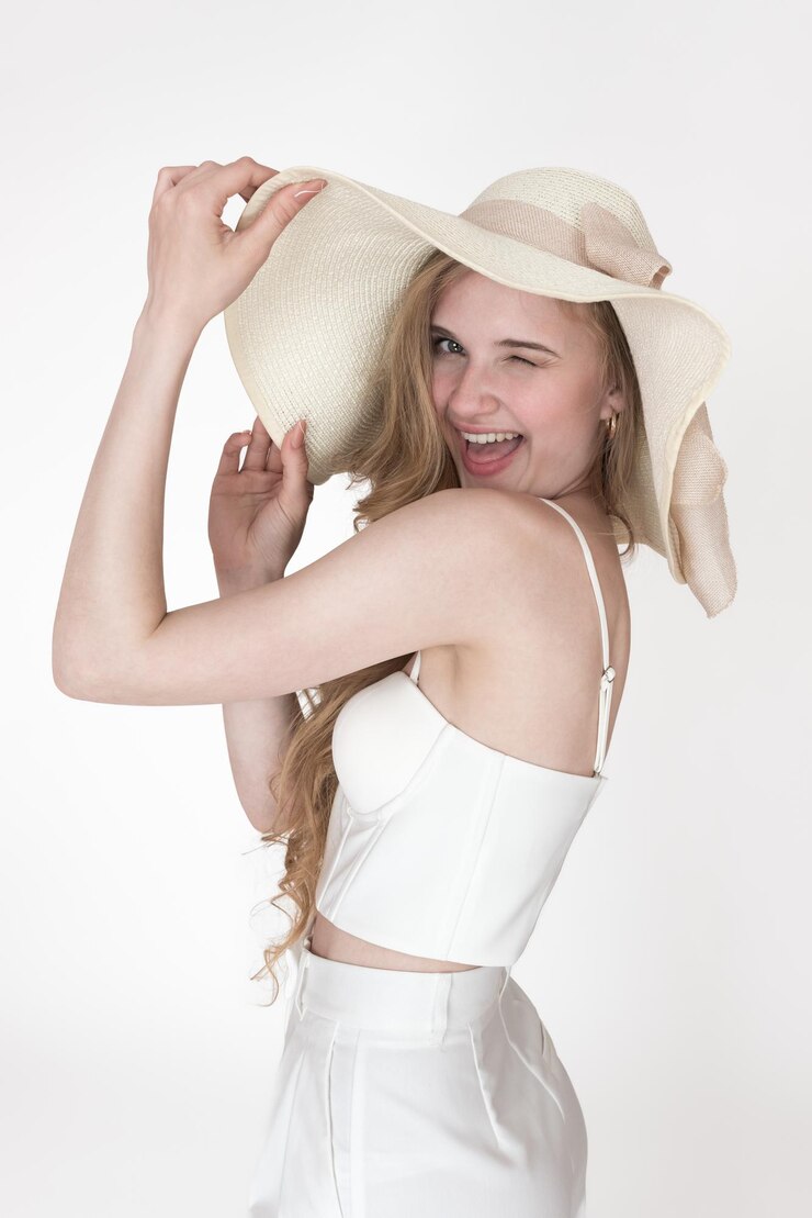Retrato de mulher de beleza sorrindo brincalhão de orelha a orelha com um olho fechado e piscando para a câmera