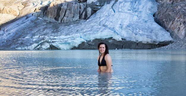 Foto retrato de mulher de biquíni de pé na piscina