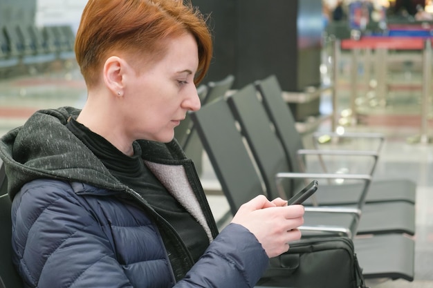 Retrato de mulher de meia-idade enviando mensagens de texto em um smartphone