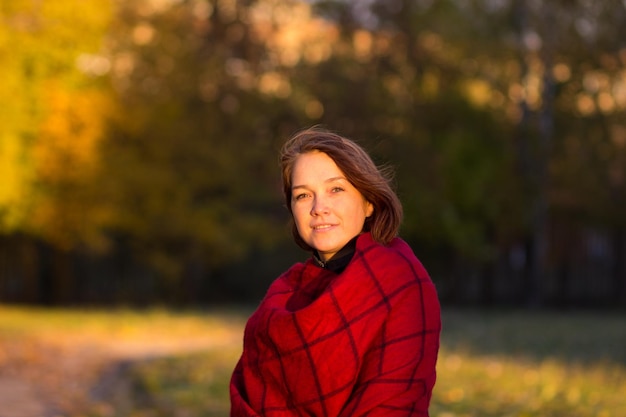 Retrato de mulher de meia idade no parque outono