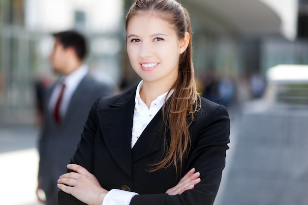 Retrato de mulher de negócios ao ar livre