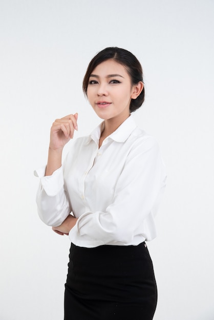 Retrato de mulher de negócios asiático isolado na parede branca