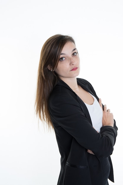 Retrato de mulher de negócios. Braços cruzados isolados