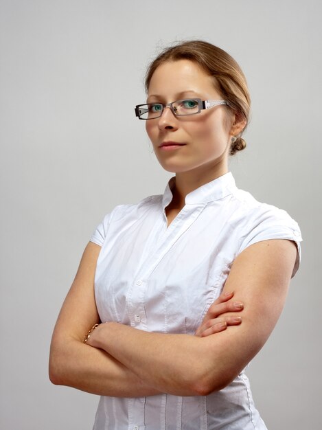 Retrato de mulher de negócios com os braços cruzados