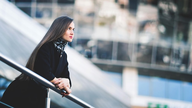 Retrato de mulher de negócios confiante contra um prédio de escritórios moderno