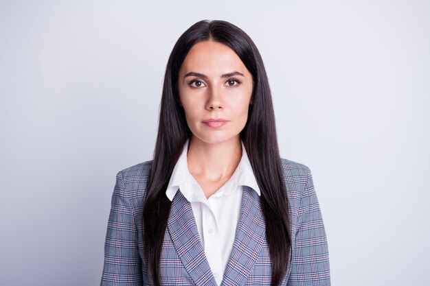 Retrato de mulher de negócios de financista de marketing inteligente sério com boa aparência na câmera pronta empresa crise saída estratégia desenvolvimento vestir terno xadrez isolado sobre fundo de cor cinza