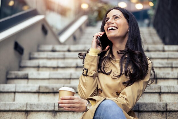 Retrato de mulher de negócios de sucesso segurando uma xícara de bebida quente