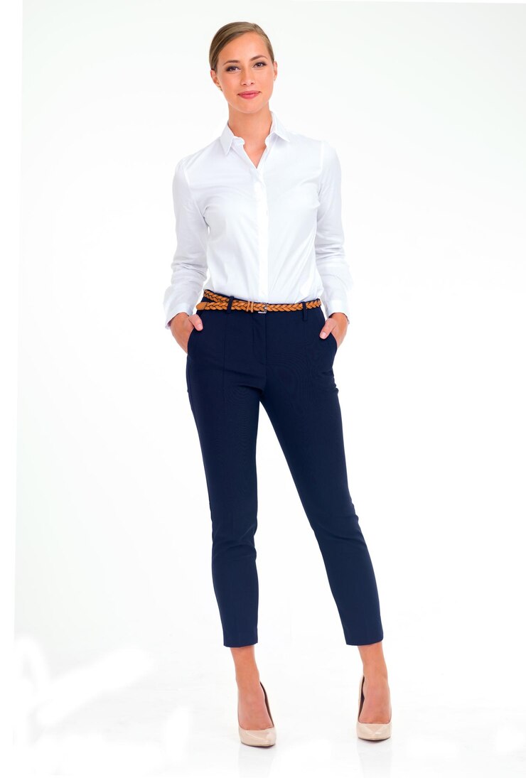 Foto retrato de mulher de negócios e sorriso em estúdio com profissional formal e feliz com confiança pessoa feminina canadense corporativa e roupa de trabalho em fundo branco ou vendedora com elegância