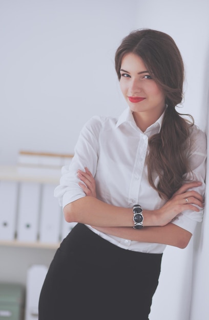 Retrato de mulher de negócios em pé no escritório