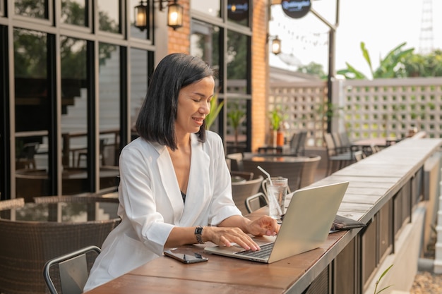 Retrato de mulher de negócios em um café usando um laptop