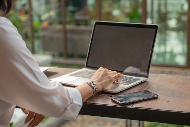 Retrato de mulher de negócios em um café usando um laptop