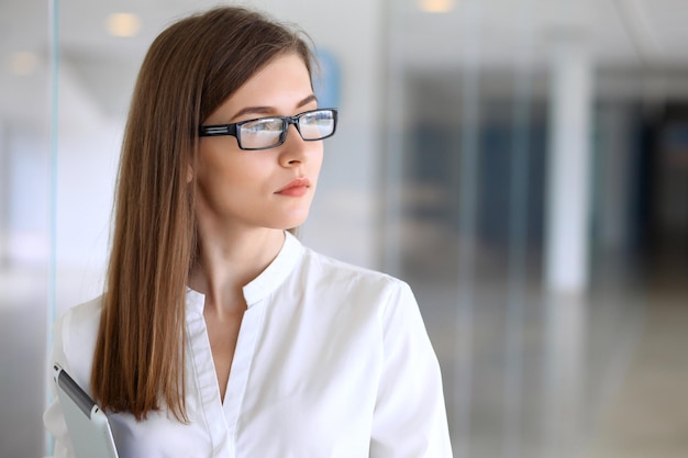 Retrato de mulher de negócios moderna no escritório